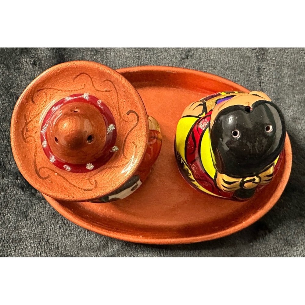 Mexican Art Pottery Salt And Pepper Shakers Hand Painted With Tray - Picture 2 of 3